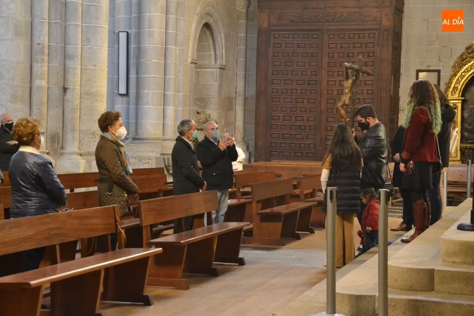 Foto 2 - Buena asistencia al habitual Viacrucis del Viernes Santo en la Catedral de Santa Mar&iacute;a  