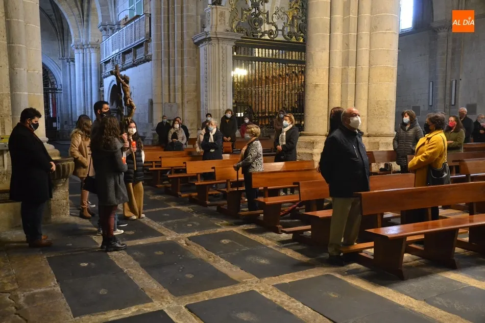 Foto 4 - Buena asistencia al habitual Viacrucis del Viernes Santo en la Catedral de Santa Mar&iacute;a  