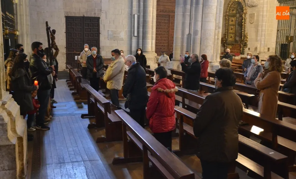 Buena asistencia al habitual Viacrucis del Viernes Santo en la Catedral de Santa María  