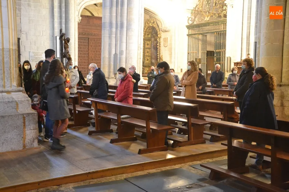 Foto 6 - Buena asistencia al habitual Viacrucis del Viernes Santo en la Catedral de Santa Mar&iacute;a  