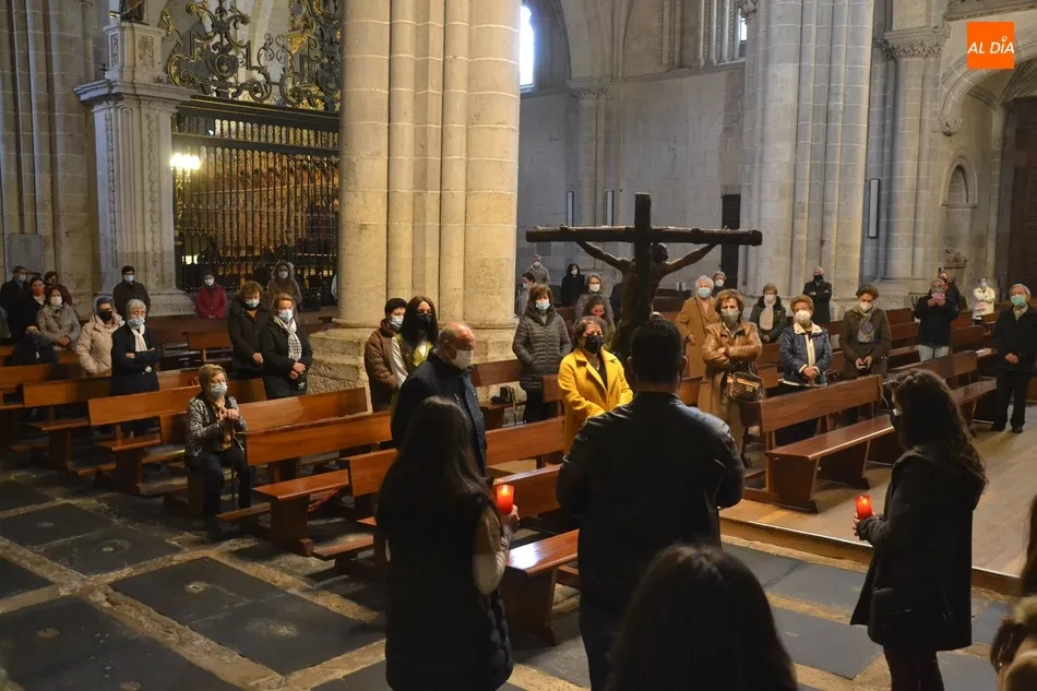 Foto 3 - Buena asistencia al habitual Viacrucis del Viernes Santo en la Catedral de Santa Mar&iacute;a  