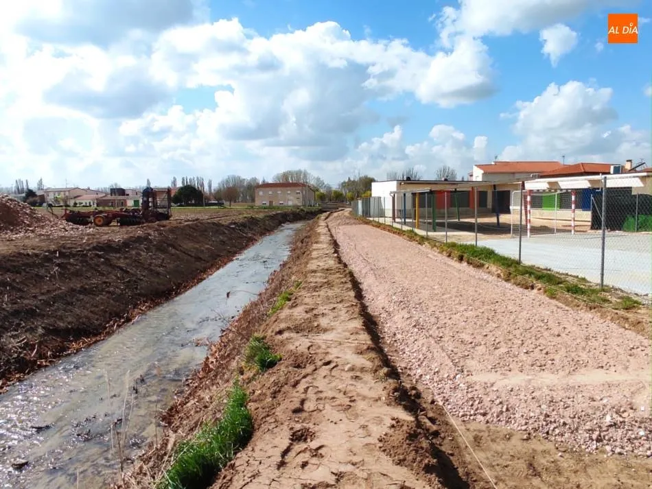 Paseo junto al arroyo en Huerta. | Jorge Holguera