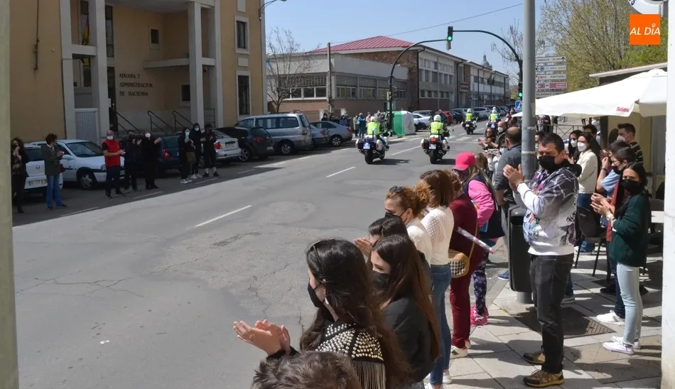 Foto 10 - Emotivo adi&oacute;s entre aplausos al agente fallecido en la llegada de sus restos mortales  