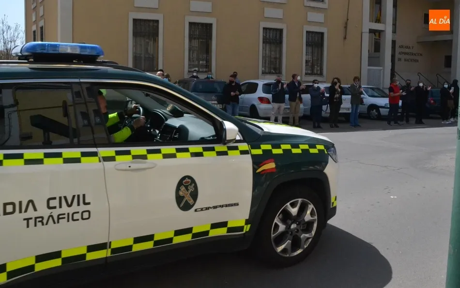 Foto 9 - Emotivo adi&oacute;s entre aplausos al agente fallecido en la llegada de sus restos mortales  