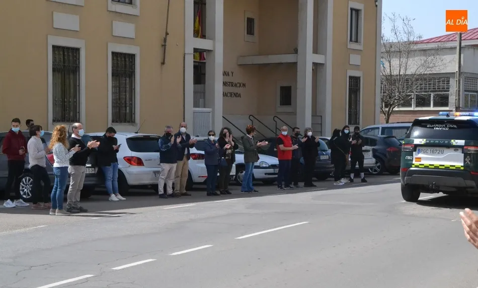 Foto 8 - Emotivo adi&oacute;s entre aplausos al agente fallecido en la llegada de sus restos mortales  