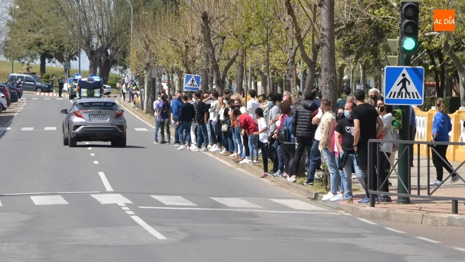 Foto 7 - Emotivo adi&oacute;s entre aplausos al agente fallecido en la llegada de sus restos mortales  