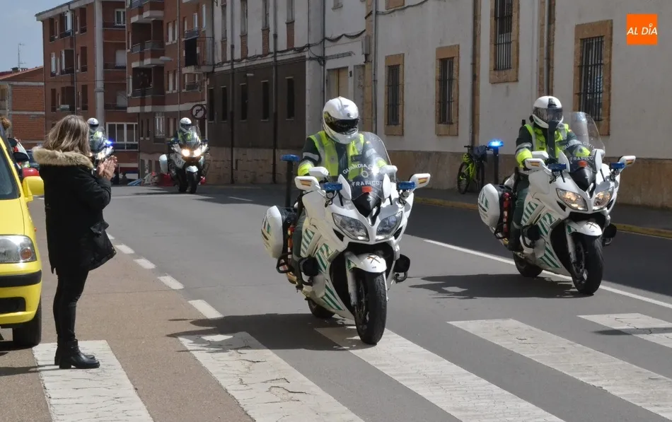 Foto 11 - Emotivo adi&oacute;s entre aplausos al agente fallecido en la llegada de sus restos mortales  