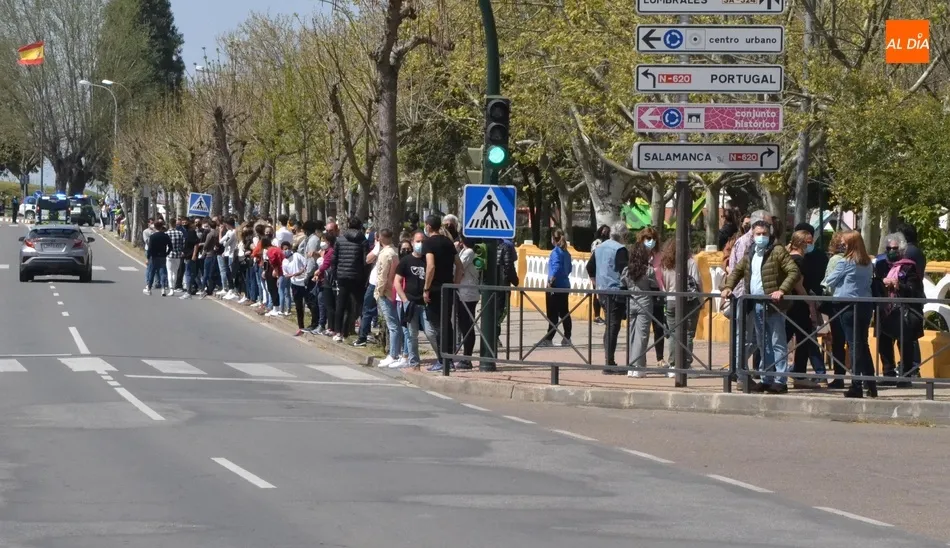 Foto 6 - Emotivo adi&oacute;s entre aplausos al agente fallecido en la llegada de sus restos mortales  