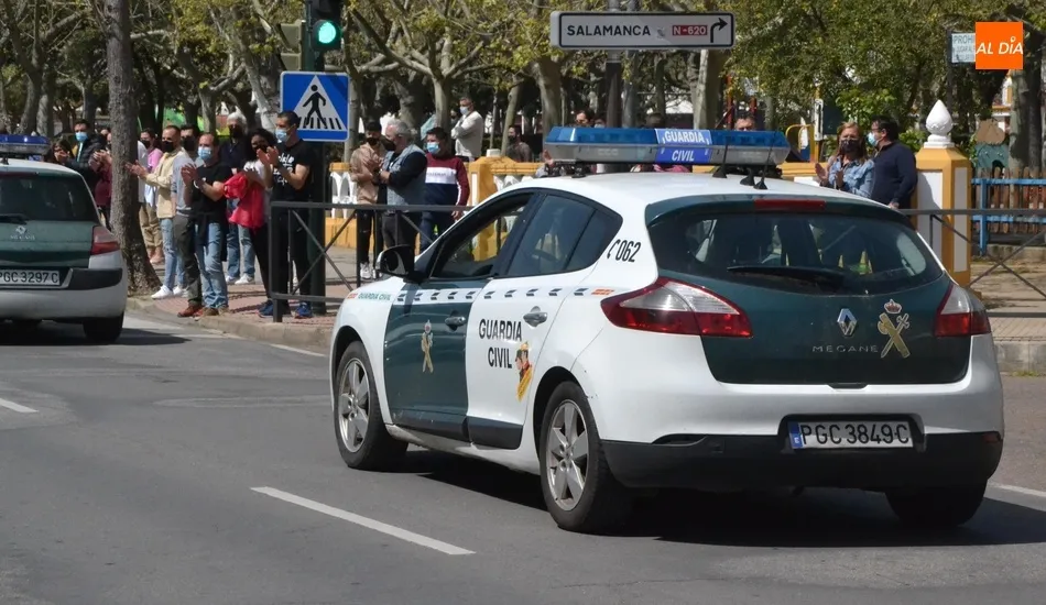 Foto 4 - Emotivo adi&oacute;s entre aplausos al agente fallecido en la llegada de sus restos mortales  