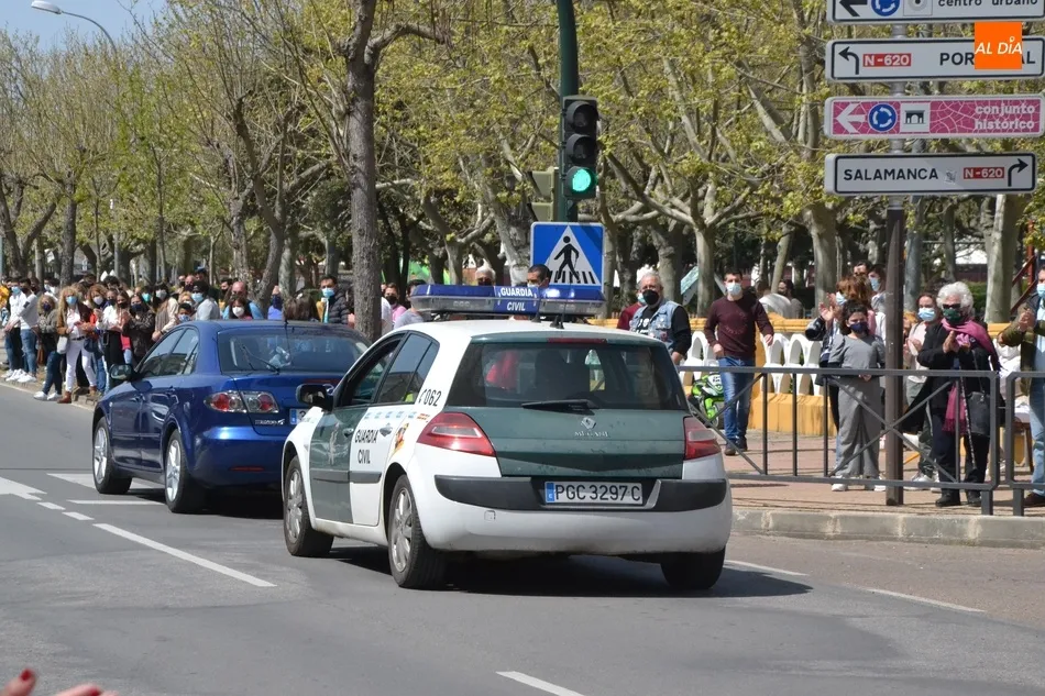 Foto 5 - Emotivo adi&oacute;s entre aplausos al agente fallecido en la llegada de sus restos mortales  