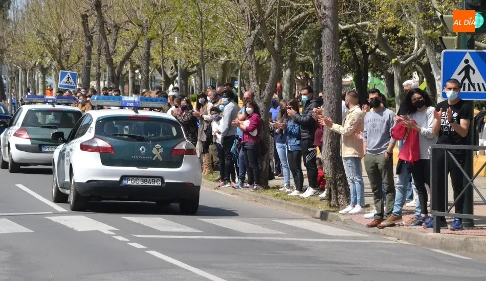 Foto 3 - Emotivo adi&oacute;s entre aplausos al agente fallecido en la llegada de sus restos mortales  