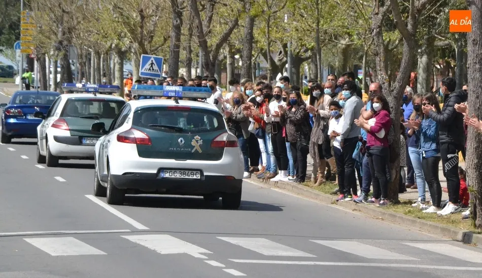 Foto 2 - Emotivo adi&oacute;s entre aplausos al agente fallecido en la llegada de sus restos mortales  