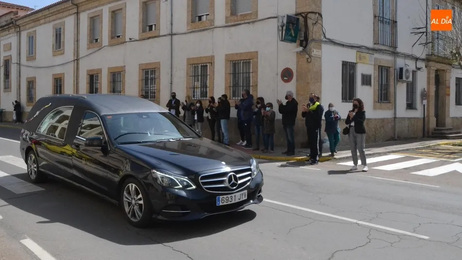 Emotivo adiós entre aplausos al agente fallecido en la llegada de sus restos mortales  