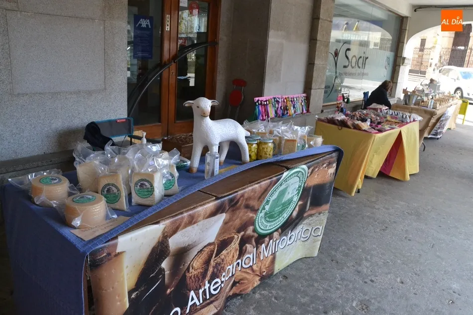 Foto 5 - Artesanos locales instalan sus puestos en los soportales de la calle Cardenal Pacheco  