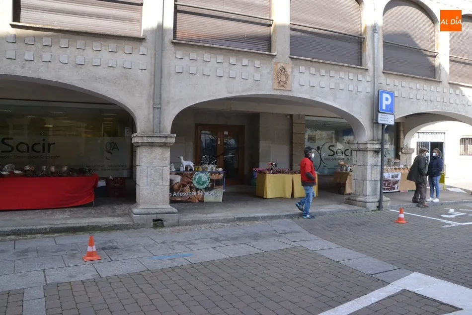 Foto 2 - Artesanos locales instalan sus puestos en los soportales de la calle Cardenal Pacheco  