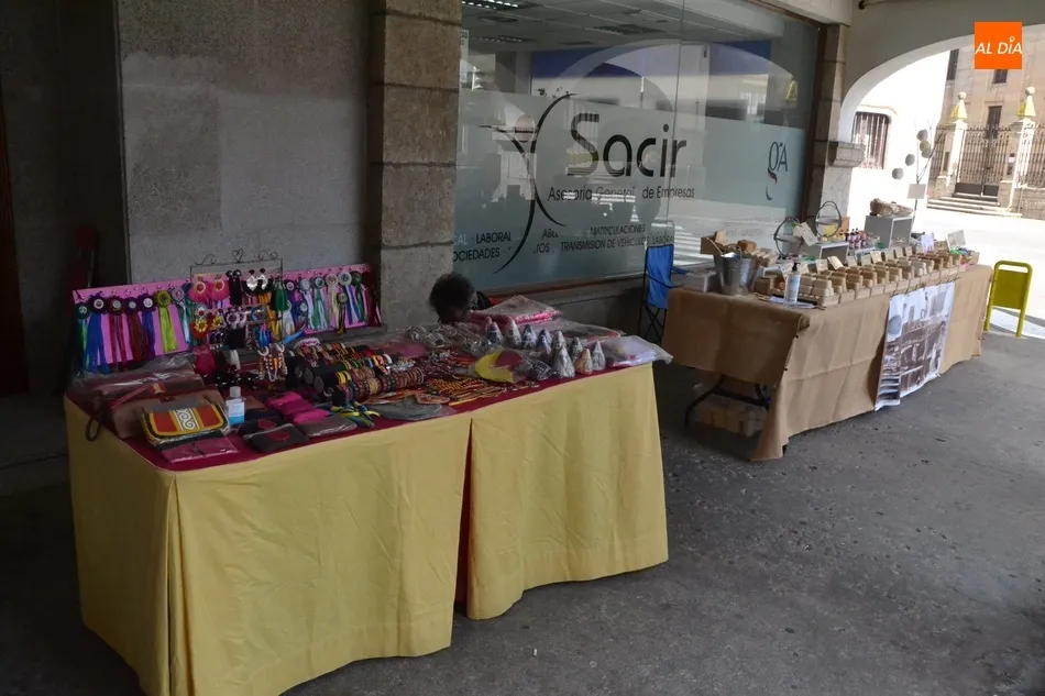 Foto 4 - Artesanos locales instalan sus puestos en los soportales de la calle Cardenal Pacheco  