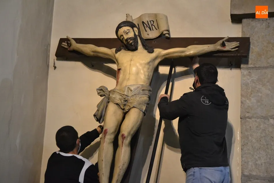 Foto 11 - Cofrades de la Santa Cruz devuelven a su sitio al Cristo de San Andr&eacute;s  