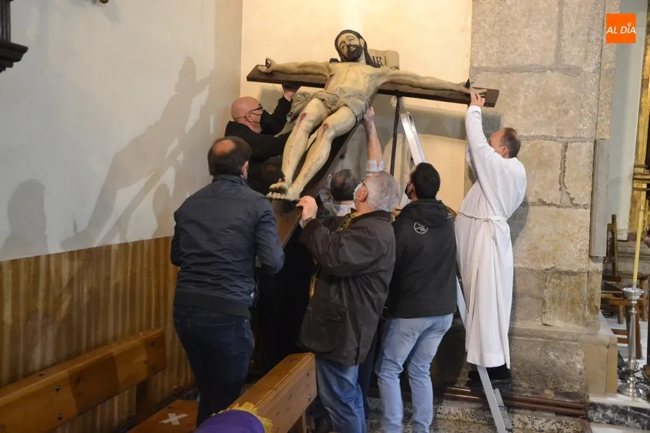 Cofrades de la Santa Cruz devuelven a su sitio al Cristo de San Andrés  