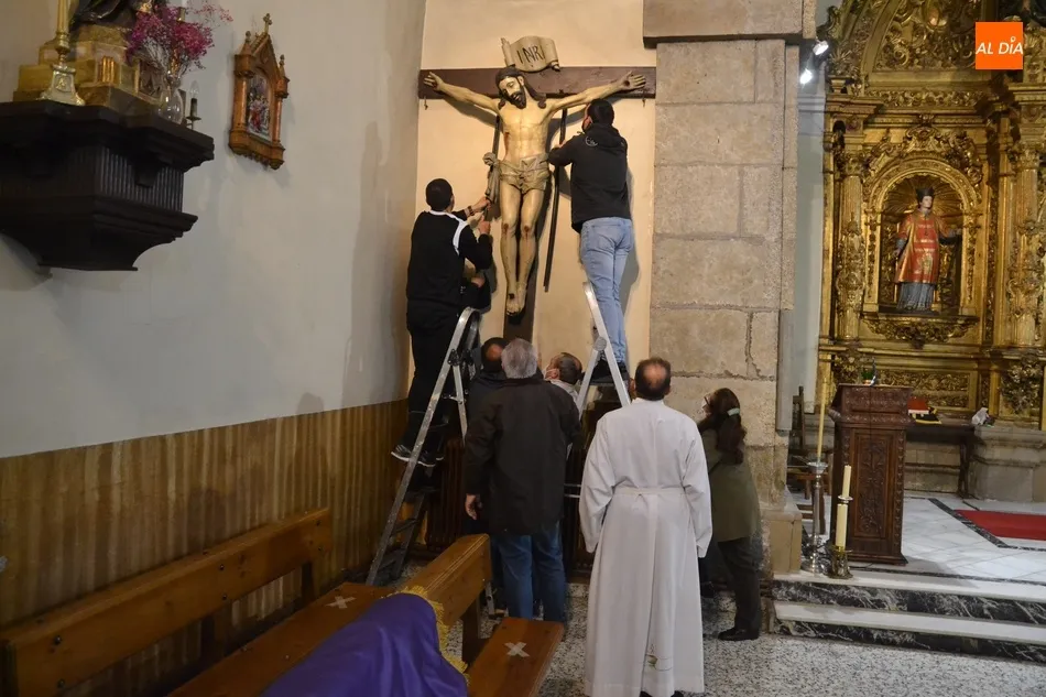 Foto 10 - Cofrades de la Santa Cruz devuelven a su sitio al Cristo de San Andr&eacute;s  