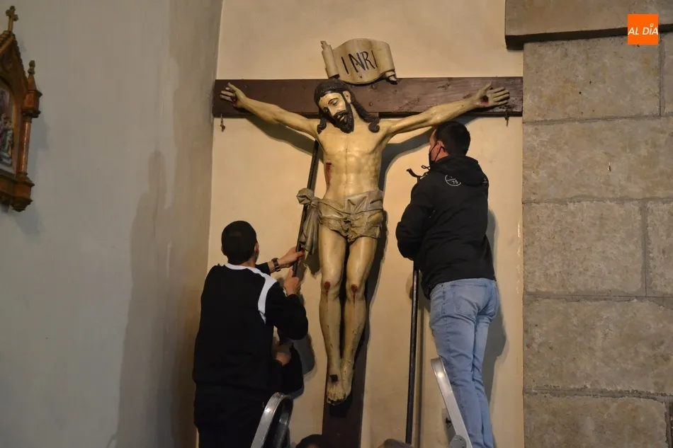 Foto 9 - Cofrades de la Santa Cruz devuelven a su sitio al Cristo de San Andr&eacute;s  