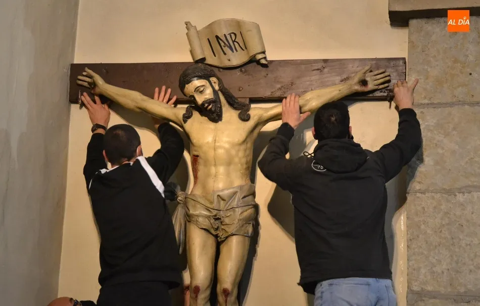 Foto 8 - Cofrades de la Santa Cruz devuelven a su sitio al Cristo de San Andr&eacute;s  