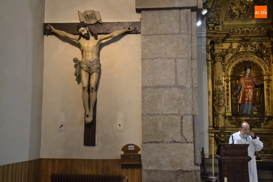 Foto 6 - Cofrades de la Santa Cruz devuelven a su sitio al Cristo de San Andr&eacute;s  