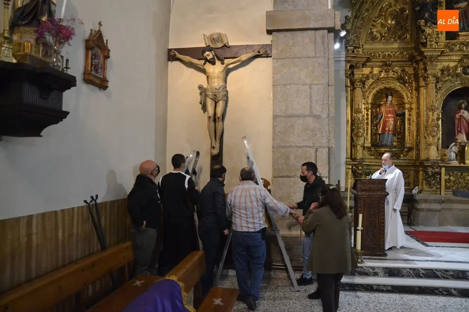 Foto 7 - Cofrades de la Santa Cruz devuelven a su sitio al Cristo de San Andr&eacute;s  