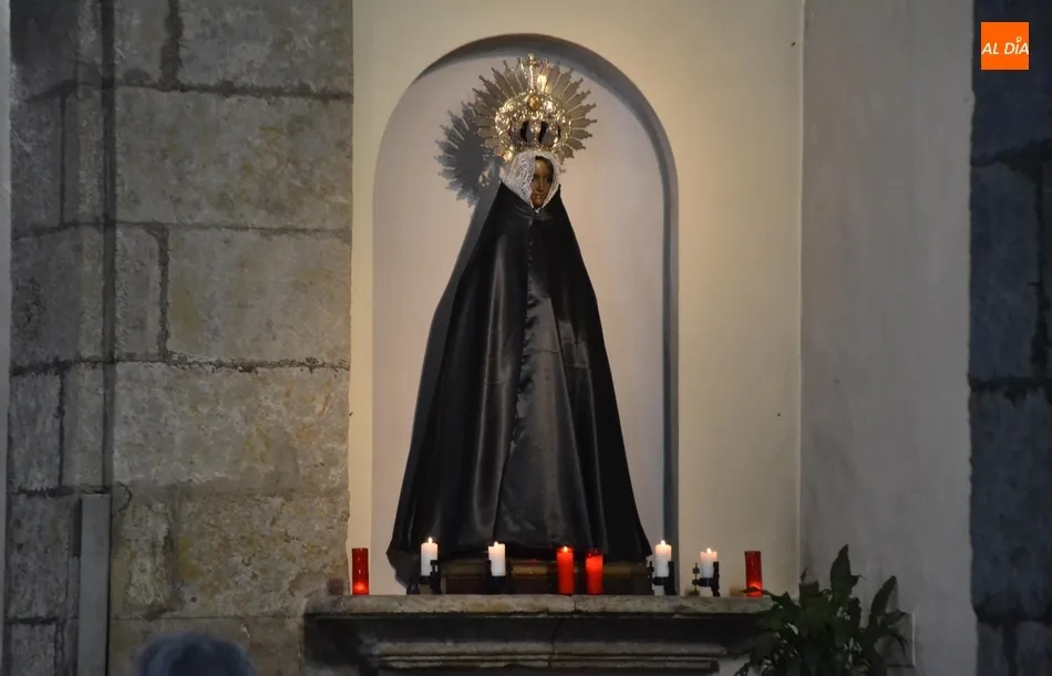 Foto 4 - Cofrades de la Santa Cruz devuelven a su sitio al Cristo de San Andr&eacute;s  