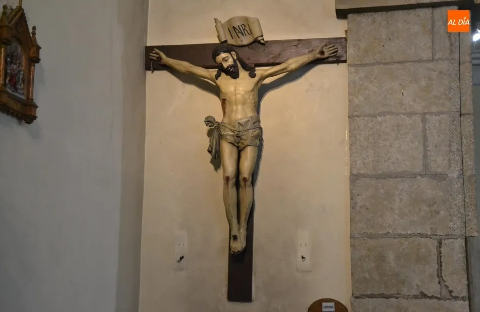 Foto 5 - Cofrades de la Santa Cruz devuelven a su sitio al Cristo de San Andr&eacute;s  