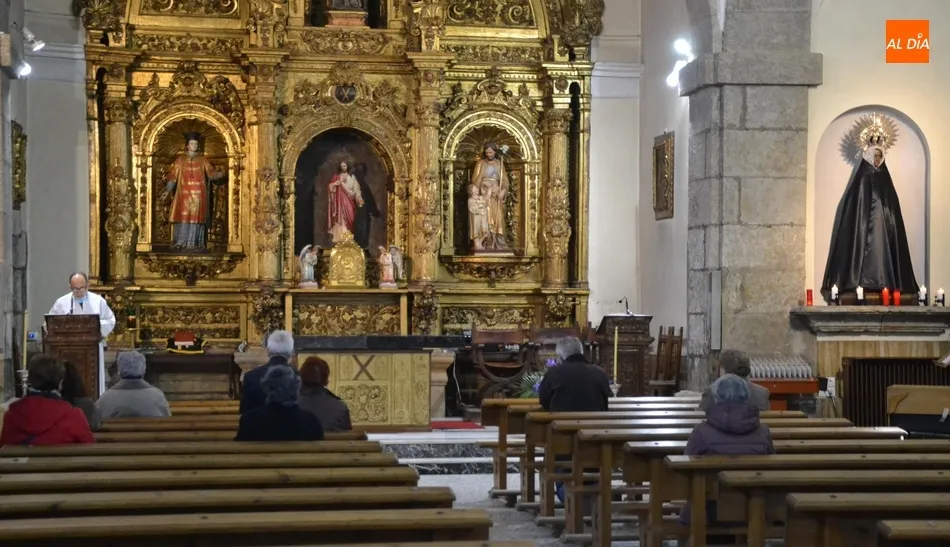 Foto 2 - Cofrades de la Santa Cruz devuelven a su sitio al Cristo de San Andr&eacute;s  