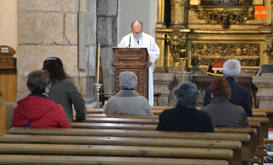 Foto 3 - Cofrades de la Santa Cruz devuelven a su sitio al Cristo de San Andr&eacute;s  