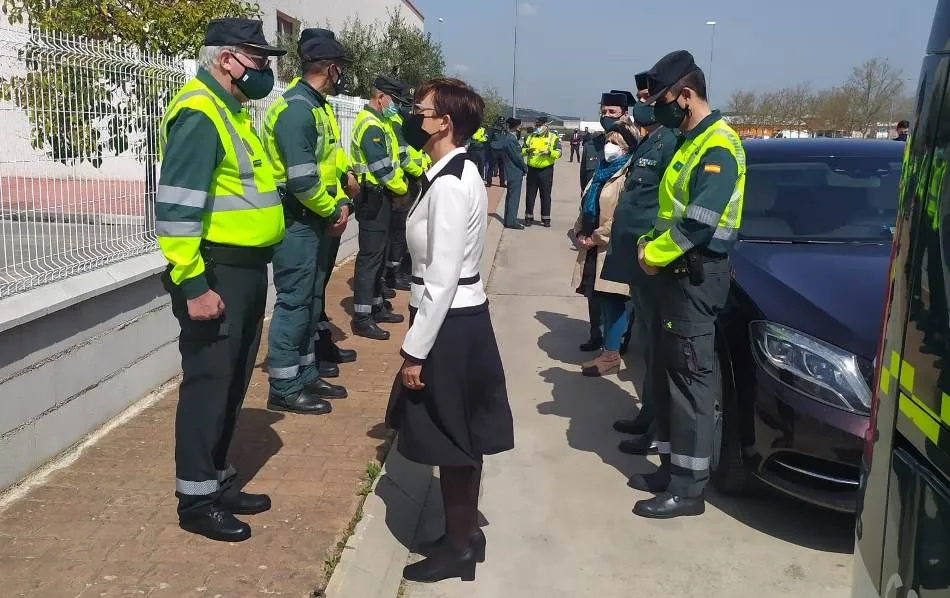 Foto 2 - La Directora General de la Guardia Civil se desplaza a dar el p&eacute;same y entrega la Cruz del M&eacute;rito ...