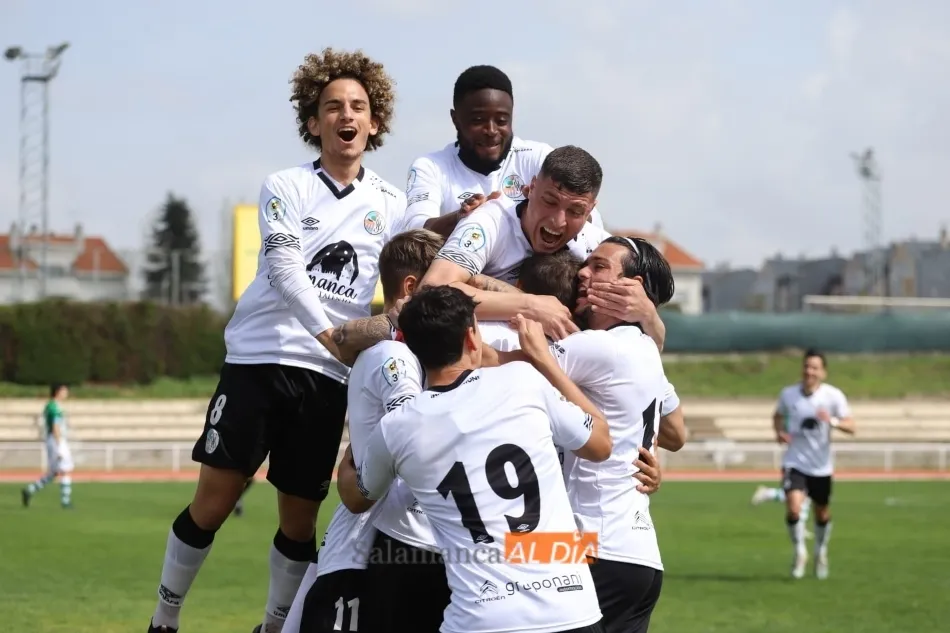 Celebración del gol del uruguayo Nico López / Lydia González