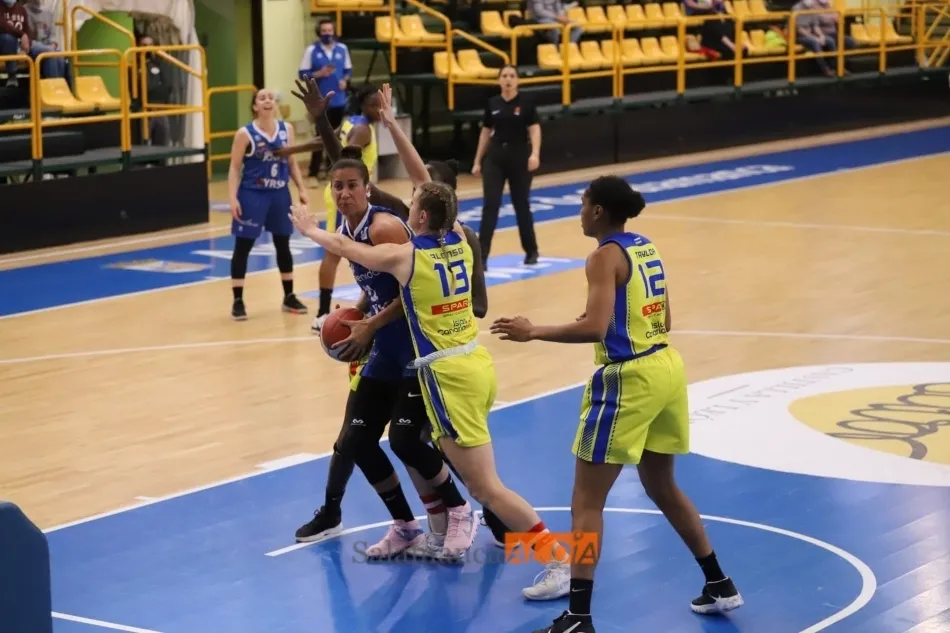 Foto 5 - El Perfumer&iacute;as Avenida se mete en las semis del playoff por la puerta grande (95-62)