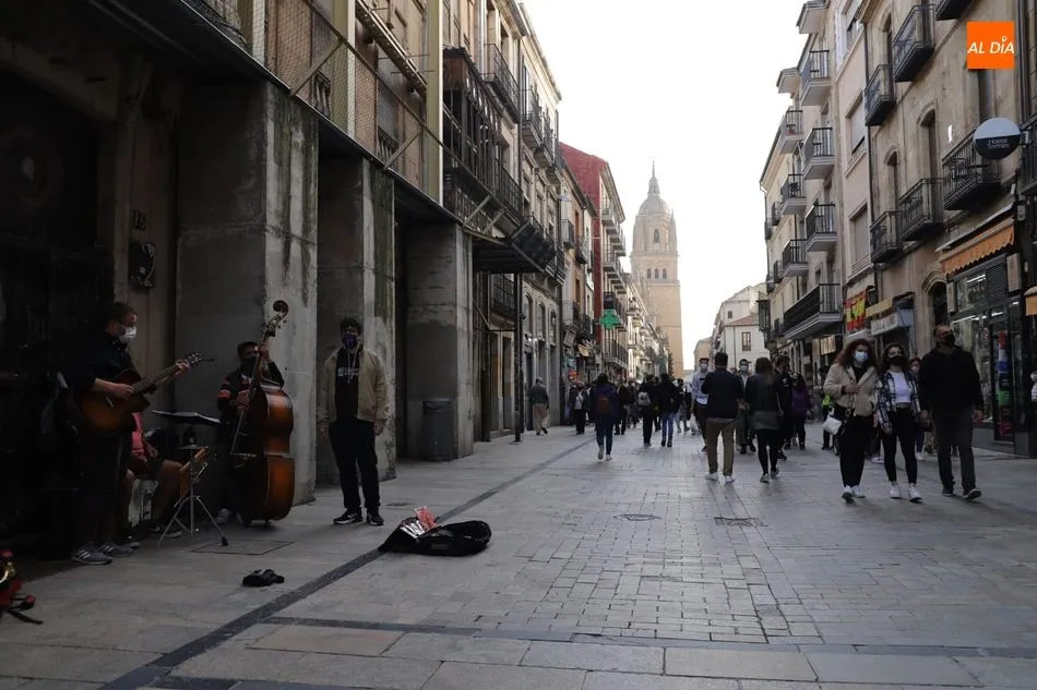 Foto 9 - La tregua de la lluvia deja las calles de Salamanca llenas de p&uacute;blico