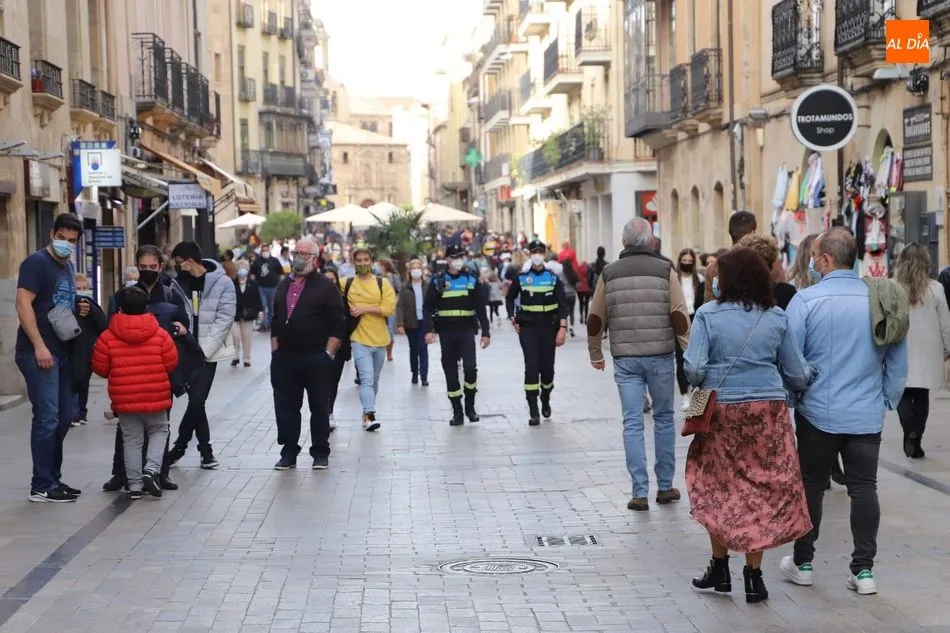 Foto 3 - La tregua de la lluvia deja las calles de Salamanca llenas de p&uacute;blico