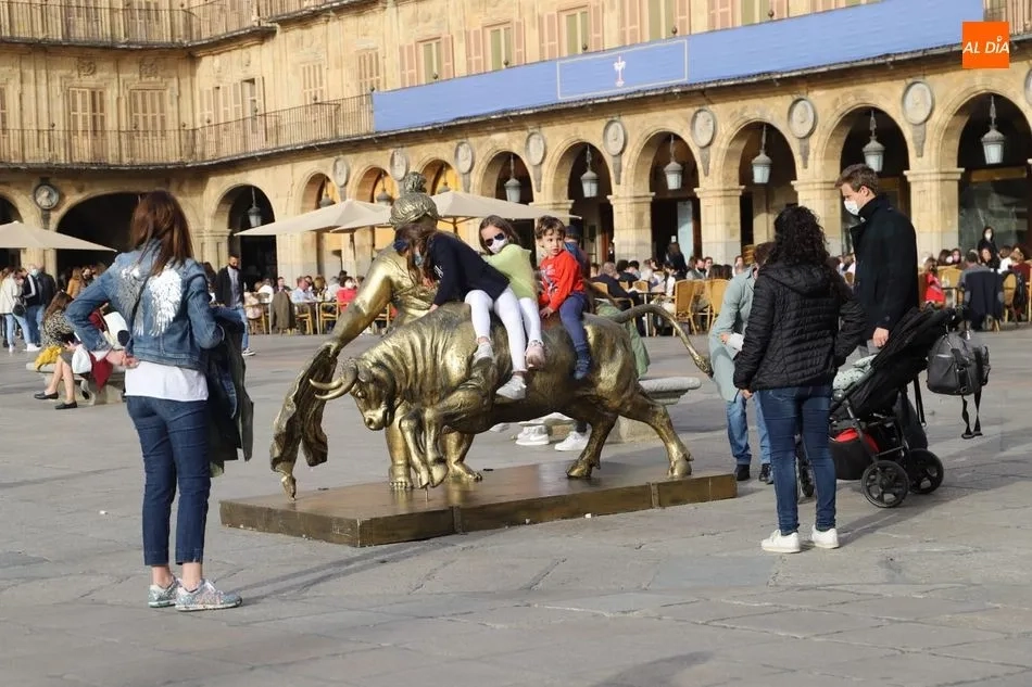 Foto 2 - La tregua de la lluvia deja las calles de Salamanca llenas de p&uacute;blico