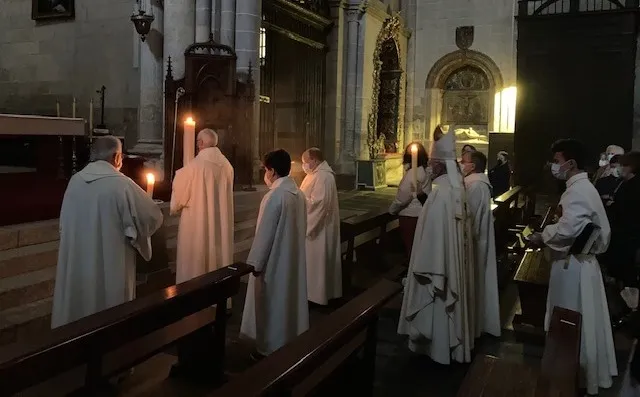 Foto 9 - Las velas iluminan los templos de la Di&oacute;cesis en la solemne Vigilia Pascual  