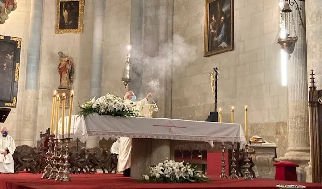 Foto 4 - Las velas iluminan los templos de la Di&oacute;cesis en la solemne Vigilia Pascual  