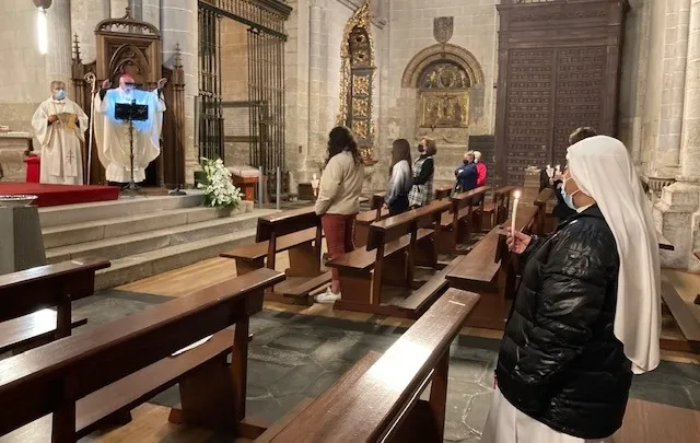 Foto 6 - Las velas iluminan los templos de la Di&oacute;cesis en la solemne Vigilia Pascual  