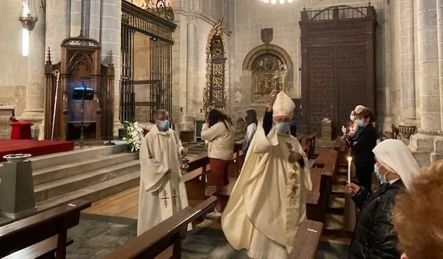 Foto 5 - Las velas iluminan los templos de la Di&oacute;cesis en la solemne Vigilia Pascual  