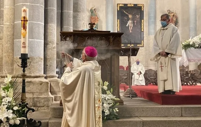 Foto 3 - Las velas iluminan los templos de la Di&oacute;cesis en la solemne Vigilia Pascual  