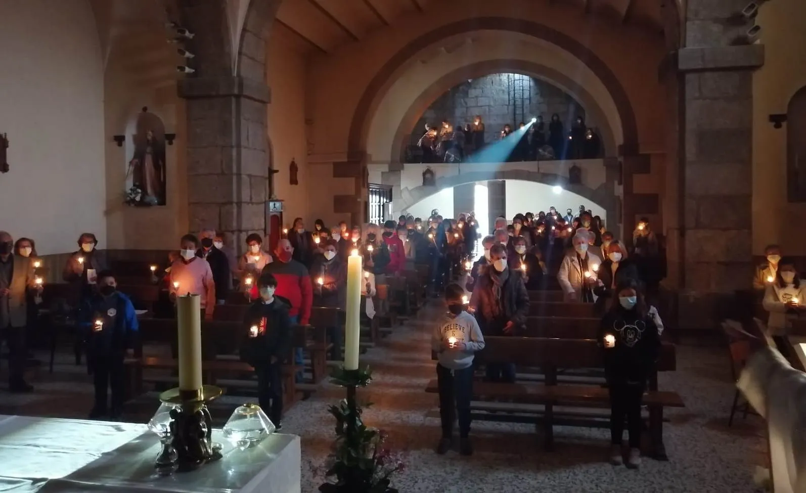 Las velas iluminan los templos de la Diócesis en la solemne Vigilia Pascual  
