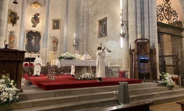 Foto 2 - Las velas iluminan los templos de la Di&oacute;cesis en la solemne Vigilia Pascual  