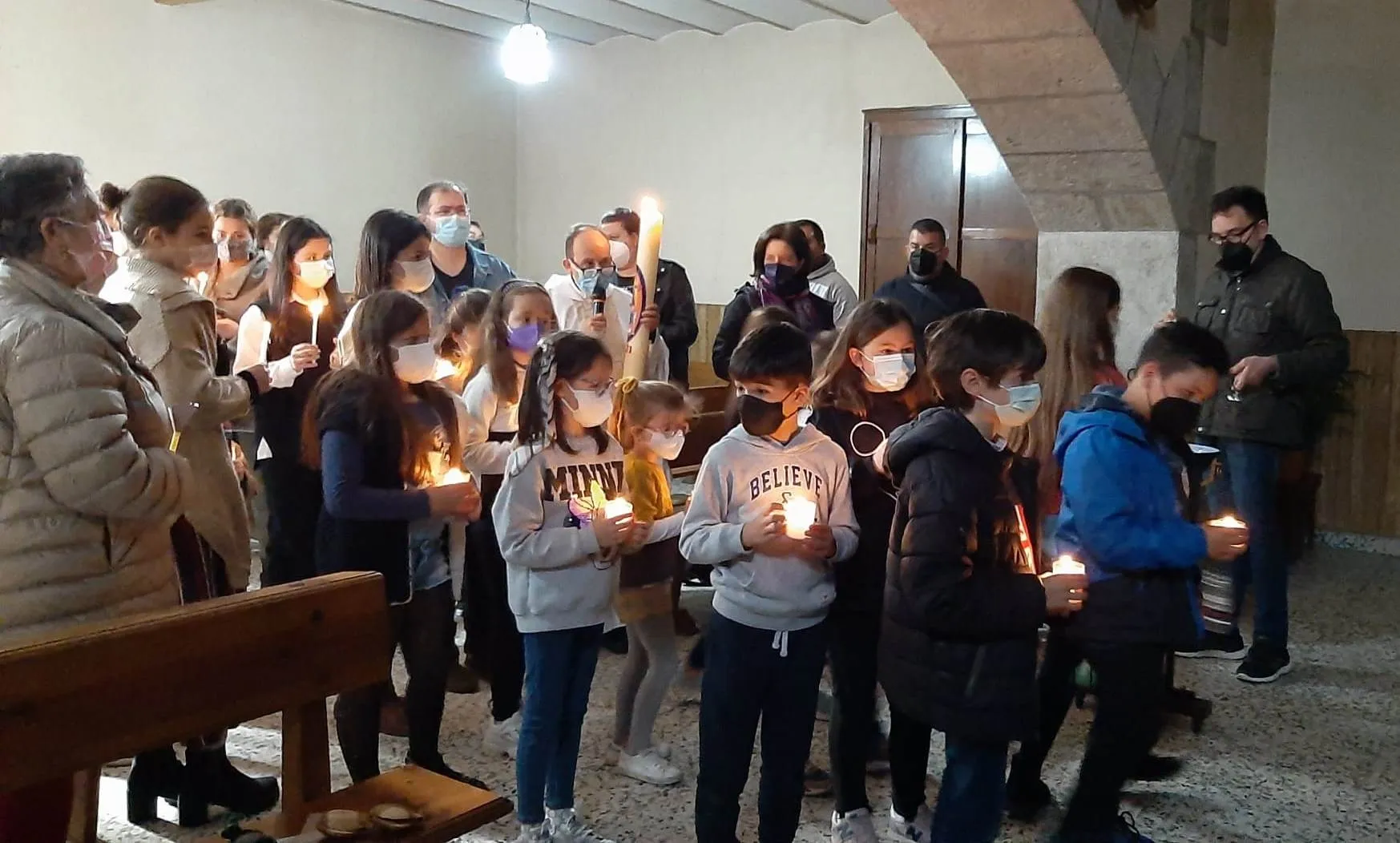 Foto 10 - Las velas iluminan los templos de la Di&oacute;cesis en la solemne Vigilia Pascual  