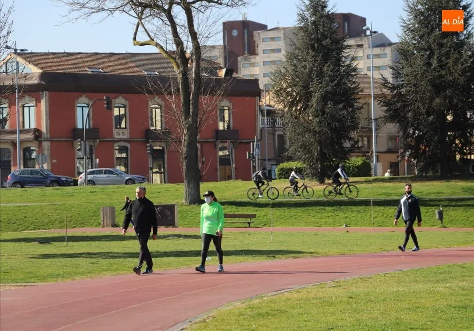 Foto 3 - Salamanca se mueve, multitud de vecinos practican deporte a orillas del Tormes