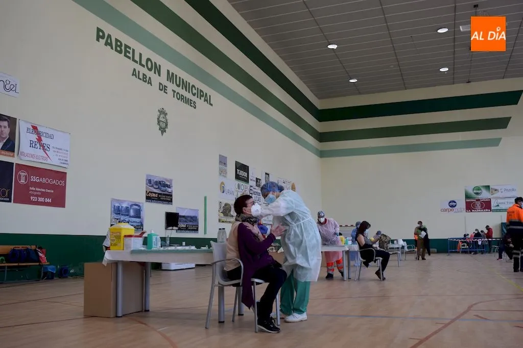 Vacunaciones realizadas en el pabellón municipal de Alba de Tormes / Pedro Zaballos