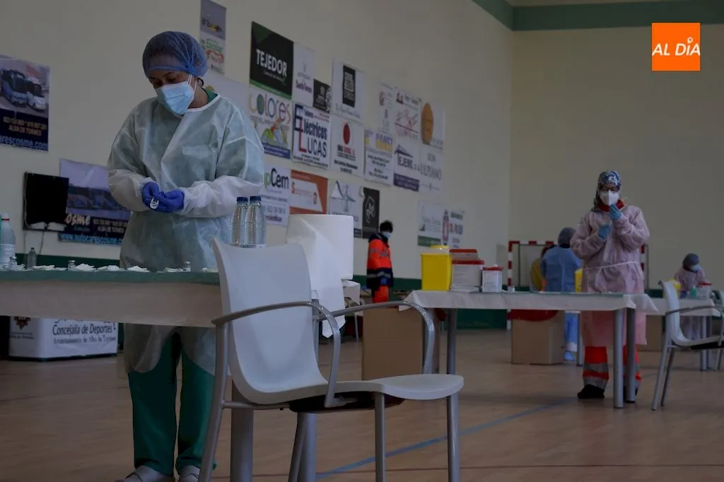 La vacunación masiva se ha realizado en el pabellón municipal de Alba de Tormes / Pedro Zaballos