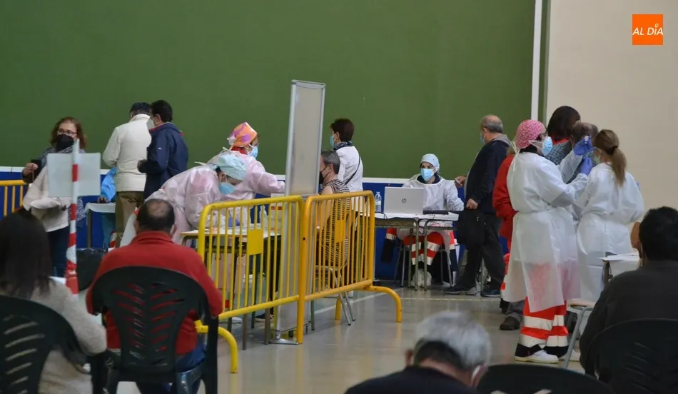 Foto 5 - D&iacute;a de vacunaci&oacute;n masiva para las personas de 60 a 65 a&ntilde;os de la Zona B&aacute;sica de Ciudad Rodrigo  