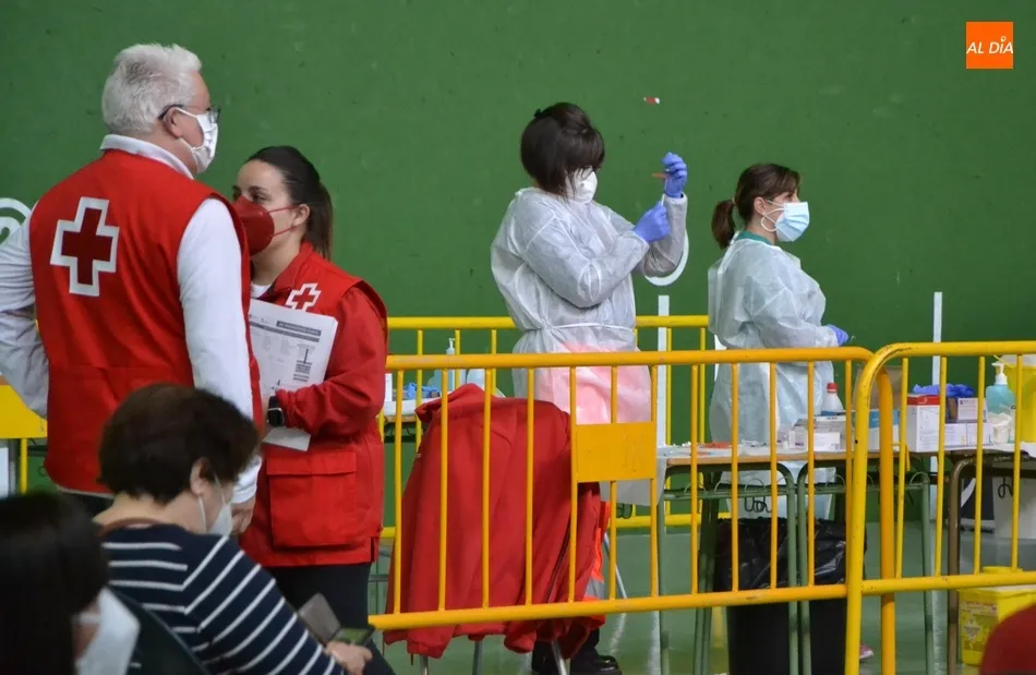 Foto 2 - D&iacute;a de vacunaci&oacute;n masiva para las personas de 60 a 65 a&ntilde;os de la Zona B&aacute;sica de Ciudad Rodrigo  
